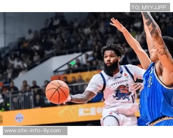 鲍威尔表现低迷半场仅得7分正负值惨淡球队遭遇严防困境