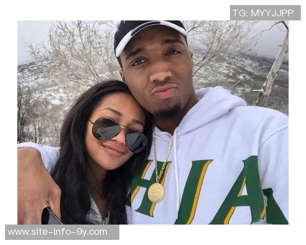 当众秀恩爱米切尔往未婚妻脸上丢毛巾后者气鼓鼓可爱噘嘴